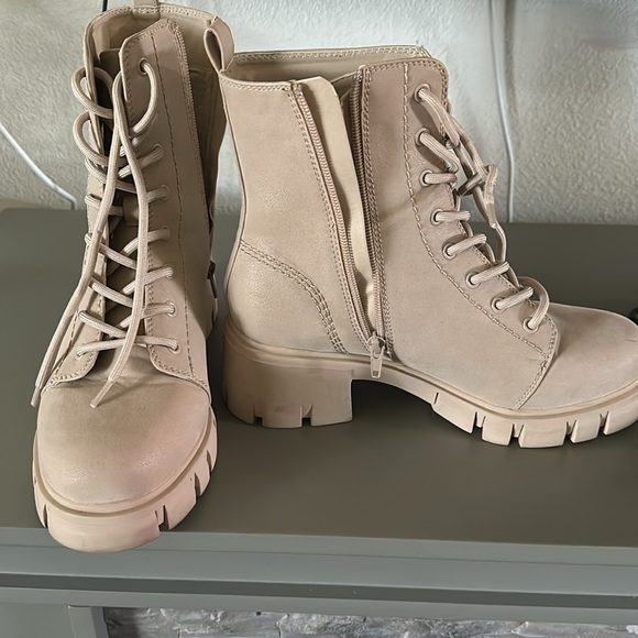 Mia Girl lace up boots with side zipper. 8 1/2 - Picture 2 of 3